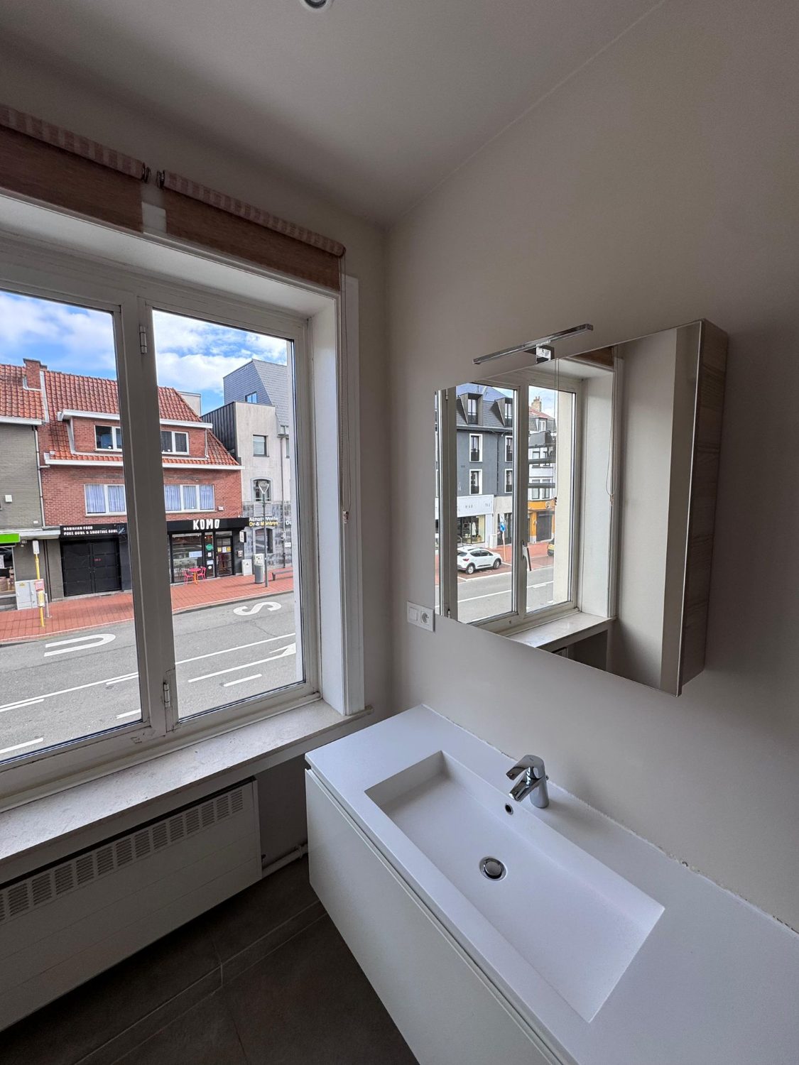 Fenêtre de salle de bain dans un appartement rénové