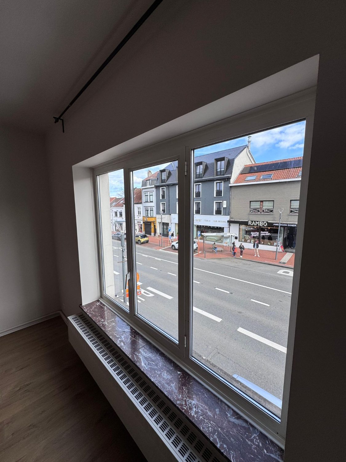 Baie vitrée de séjour dans un appartement rénové