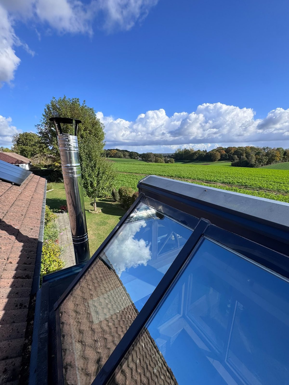 Verrière de véranda propre sous un ciel dégagé